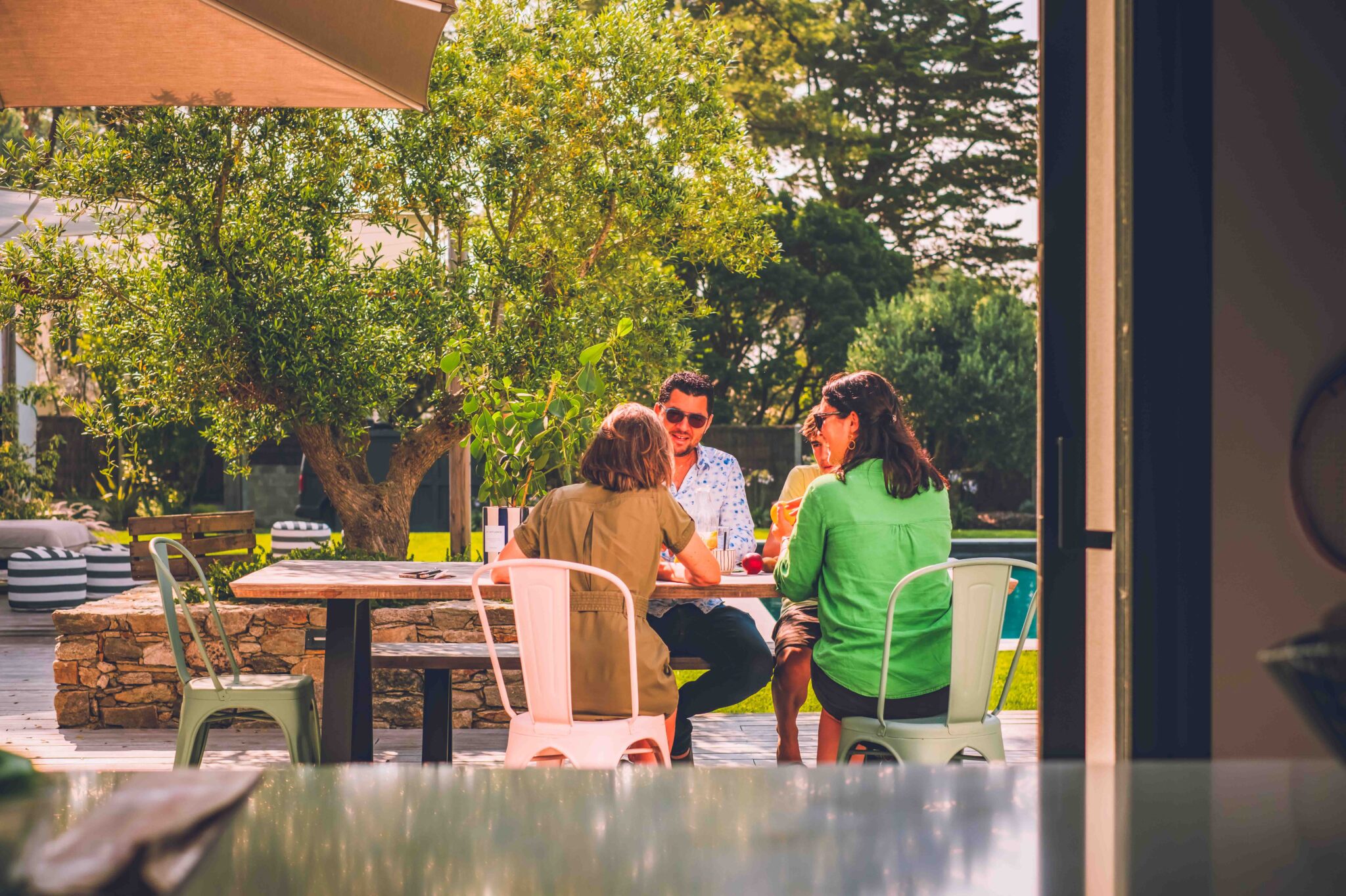 Aménagement d'un jardin de poète par Rokaï à Saint-Gilles-Croix-de-Vie : mobilier extérieur haut de gamme et composition végétale sur mesure en Vendée.