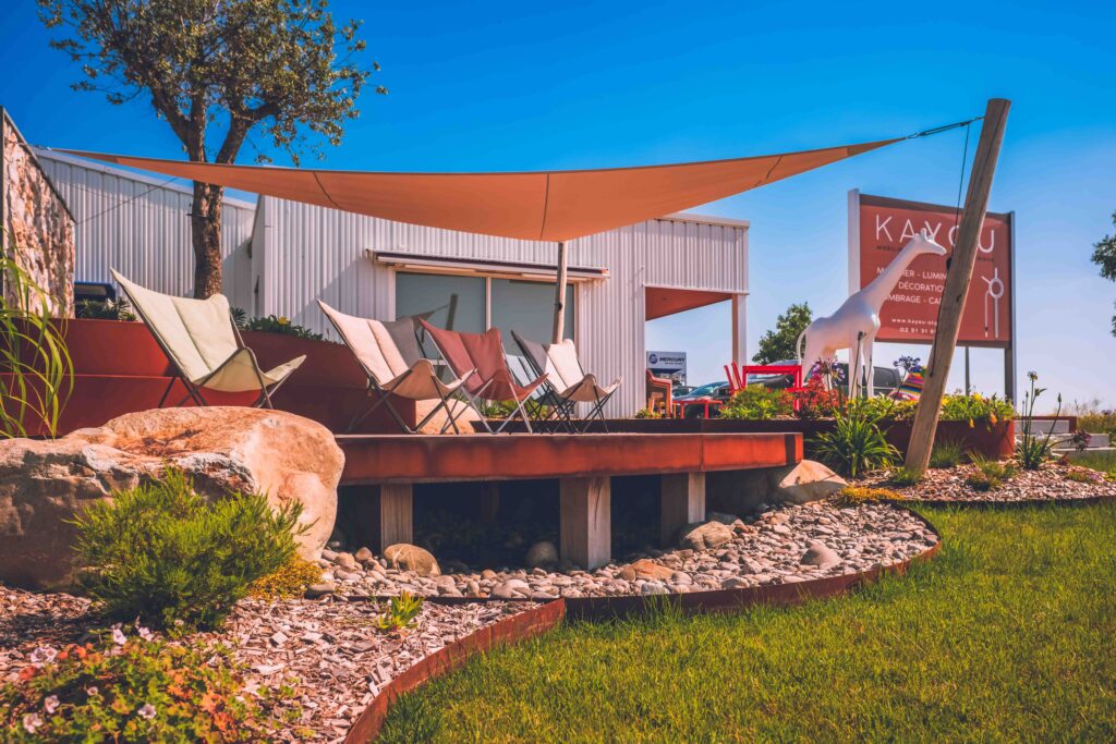 Intégration de mobilier extérieur design Kayou au cœur d'un aménagement paysager signé Rokaï à Saint-Gilles-Croix-de-Vie