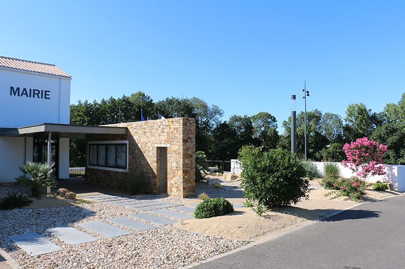 Esplanade publique aménagée avec revêtement propre et massifs paysagers par Rokaï en Vendée