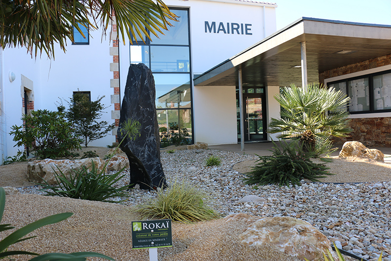 Aménagement paysager d'espaces publics urbains pour une mairie en Vendée par Rokaï Paysagiste