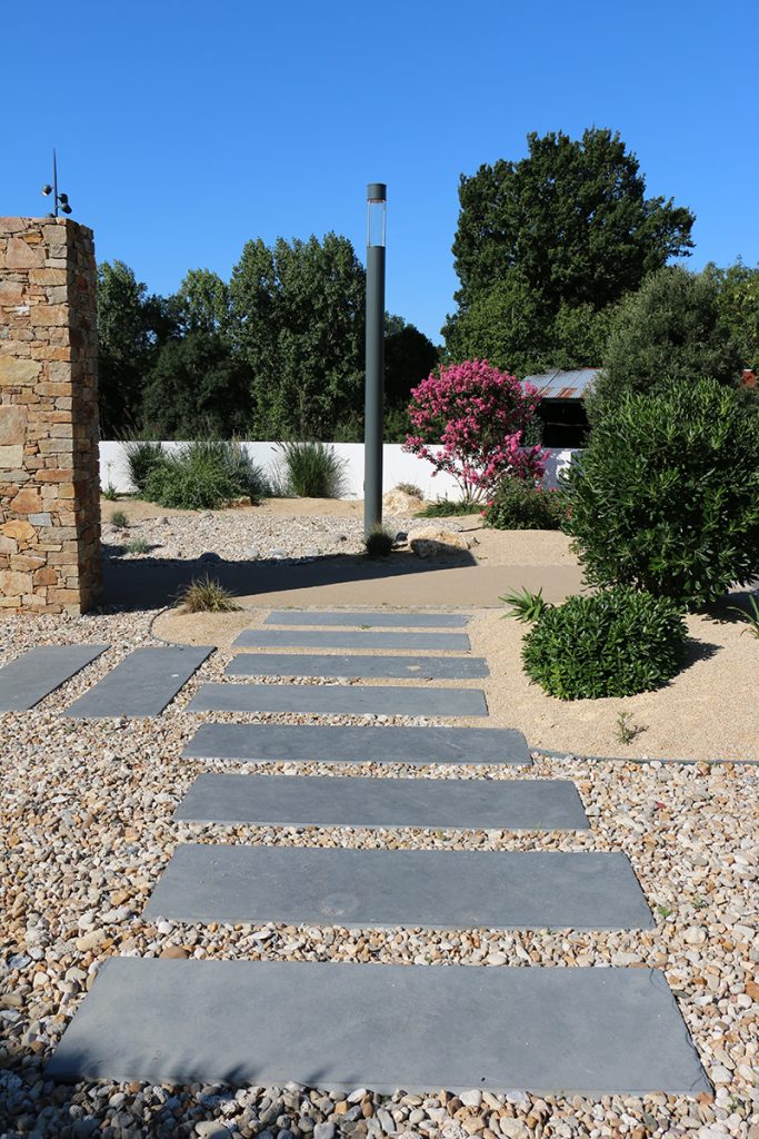 Plantation d'arbres et d'arbustes adaptés au climat côtier pour un projet municipal à Saint-Gilles-Croix-de-Vie