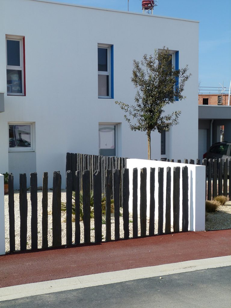 Aménagement paysager d'arbres fruitiers au Verger d'Éole en Vendée par les équipes de Rokaï