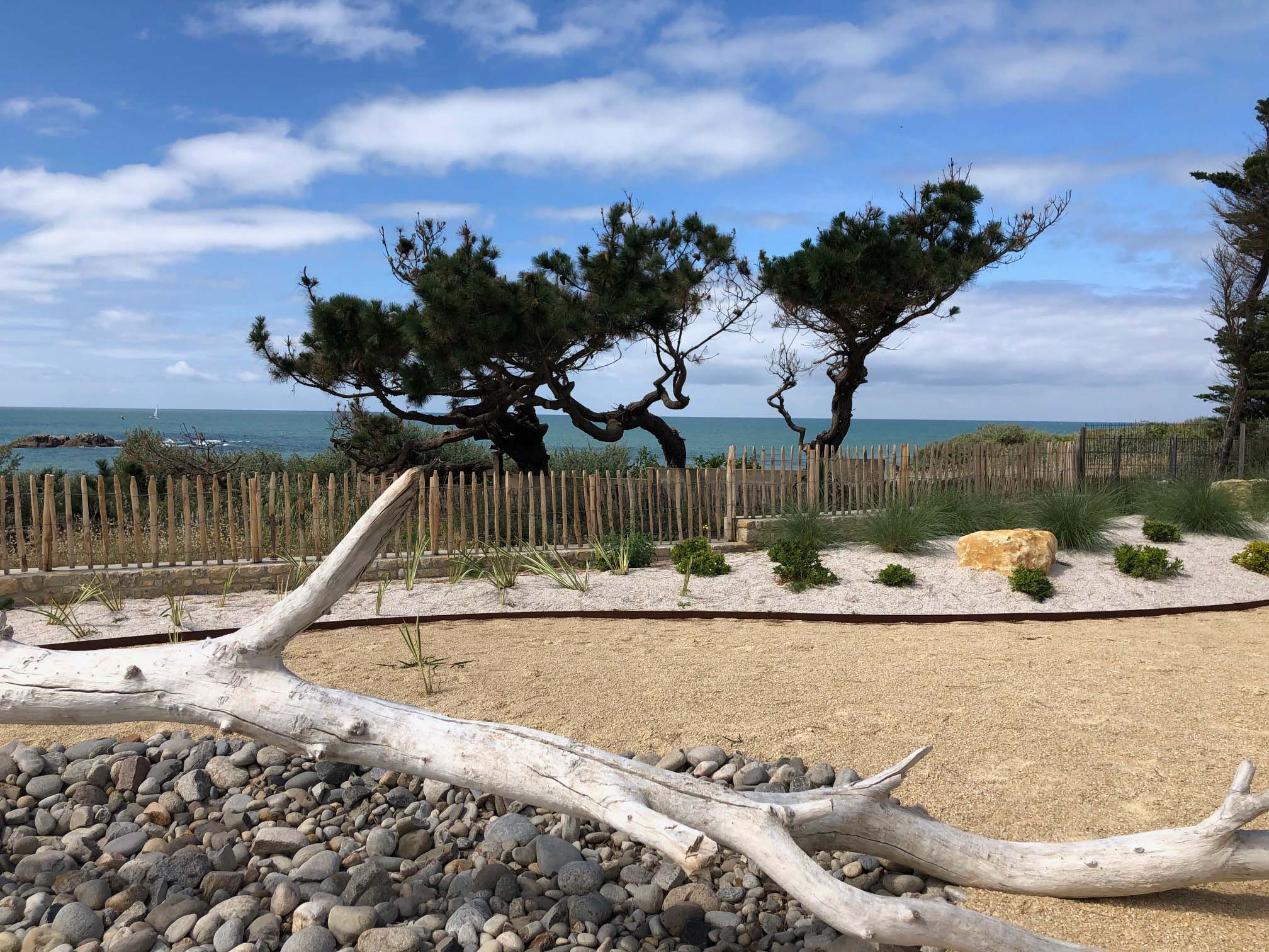 Détail des aménagements en bois et de la décoration esprit bord de mer pour une terrasse de restaurant à Saint-Hilaire-de-Riez