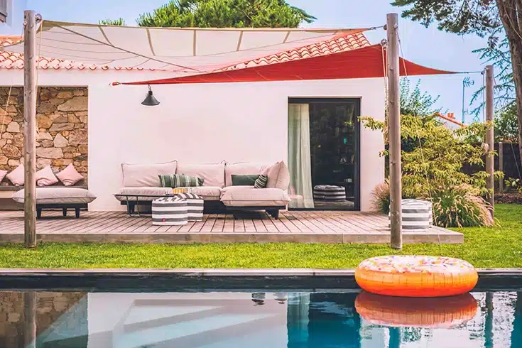 Création de jardin avec piscine pour les particuliers en Vendée - Rokaï Paysagiste Aménagement extérieur autour d'une piscine avec pergola et voile d'ombrage par Rokaï Paysagiste à Saint-Gilles-Croix-de-Vie