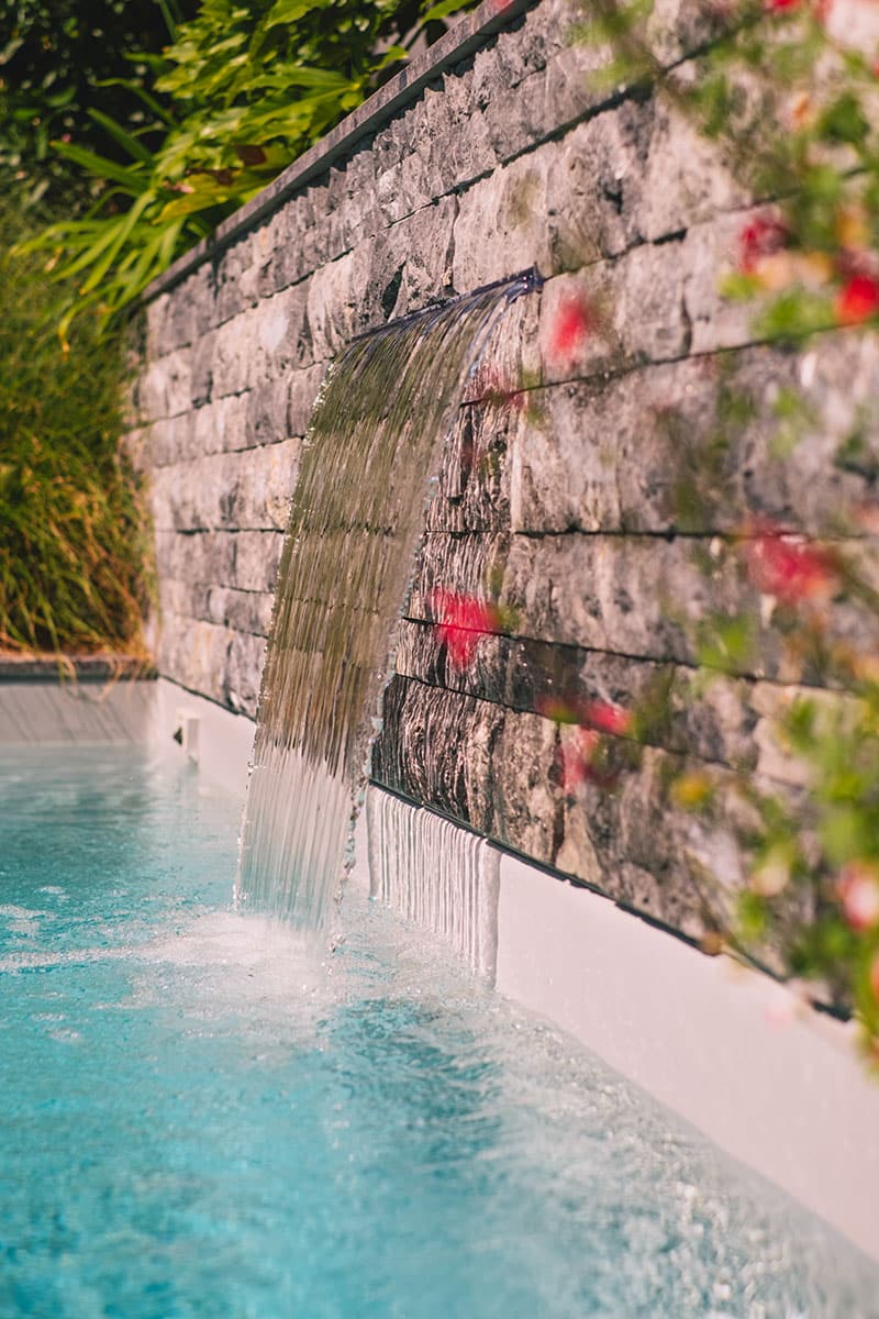Massifs de plantes et cascade de piscine, réalisation paysagère haut de gamme à Noirmoutier par Rokaï Paysagiste