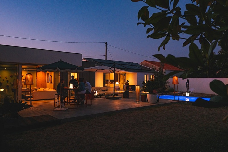 Ambiance nocturne et éclairage extérieur autour d'une piscine dans un jardin paysager à Saint-Gilles-Croix-de-Vie