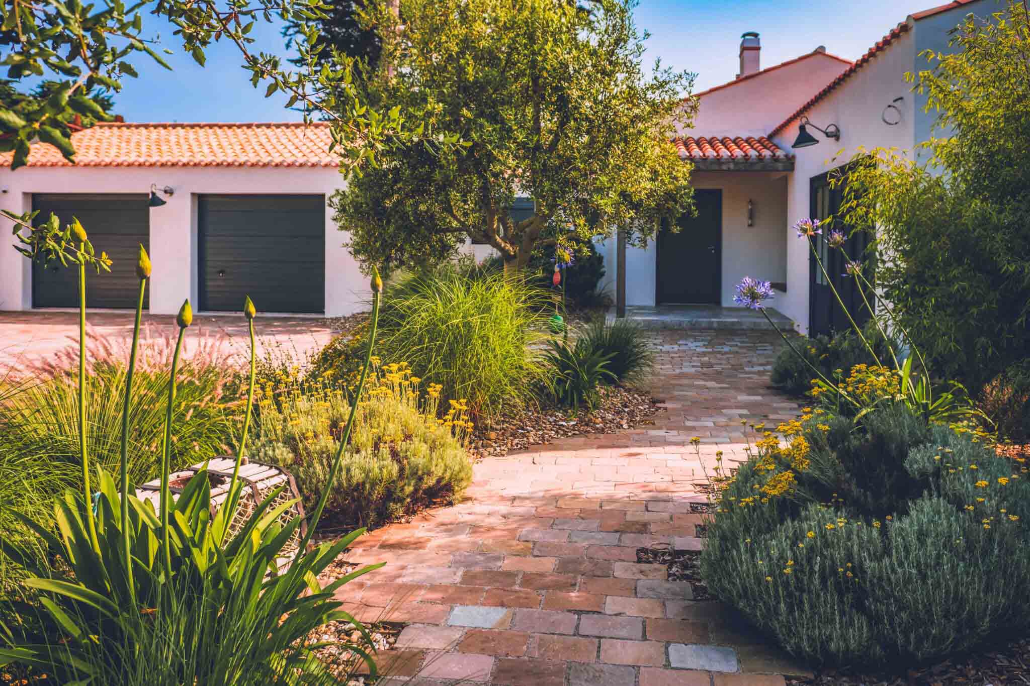 Piscine moderne, pergola contemporaine et palmier, aménagement de jardin pour particulier en Vendée par Rokaï Paysagiste