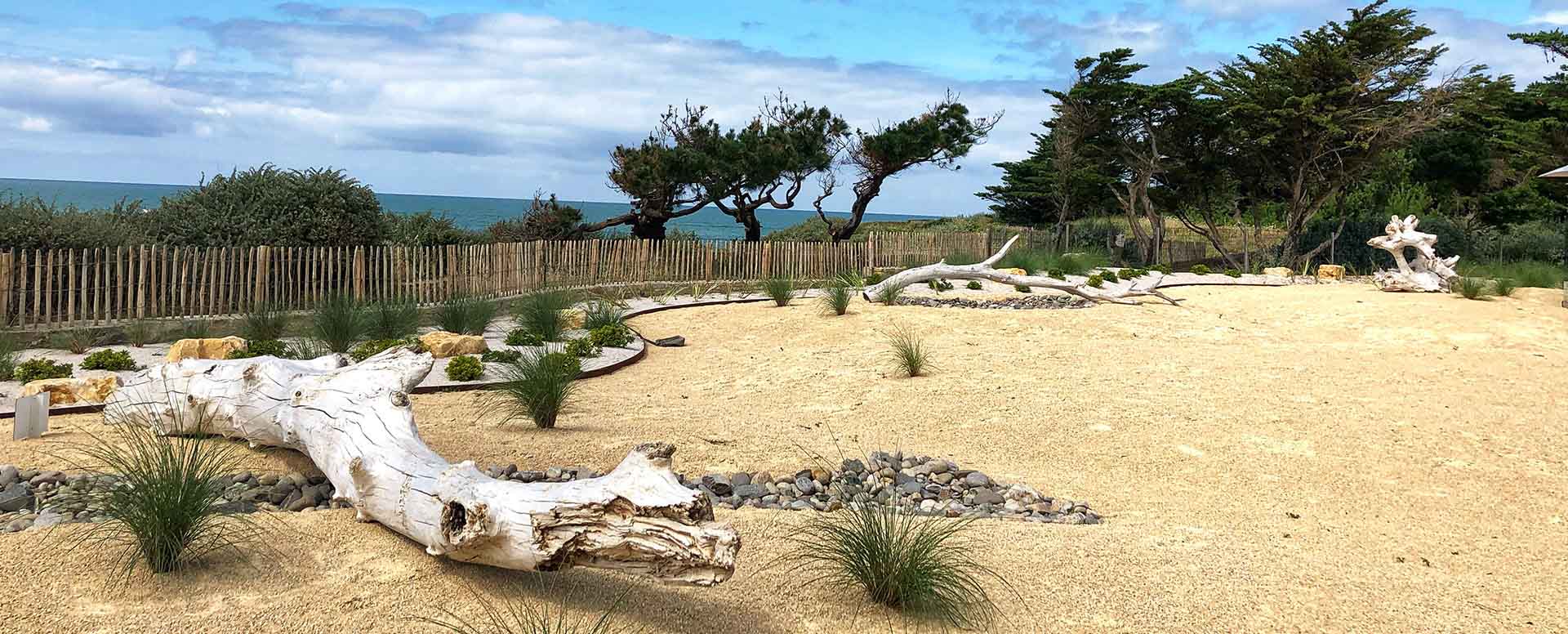 Aménagement paysager du Restaurant Le Pilours à Saint-Hilaire-de-Riez par Rokaï Paysagiste - Bois flotté et sable