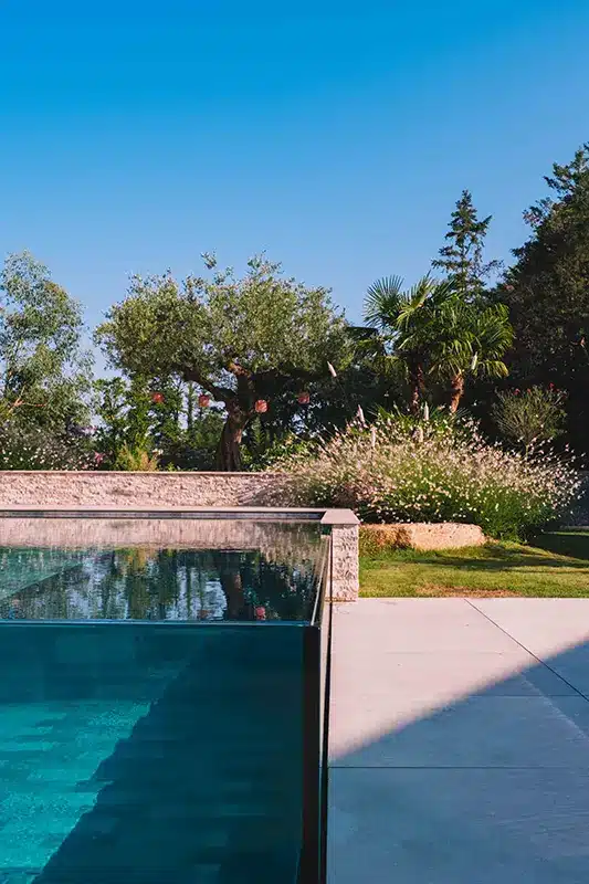 Création de jardin et aménagement de terrasses avec pisicne hors sol avec paroi transparente pour les particuliers et entreprise en Vendée - Rokaï Paysagiste Piscine et terrasse, piscines semi enterrées avec parois transparentes, jardin en escalier, Terrasse avec mobilier de jardin, sphères décoratives, aménagements extérieurs par Rokaï Paysagiste à Saint-Gilles-Croix-de-Vie