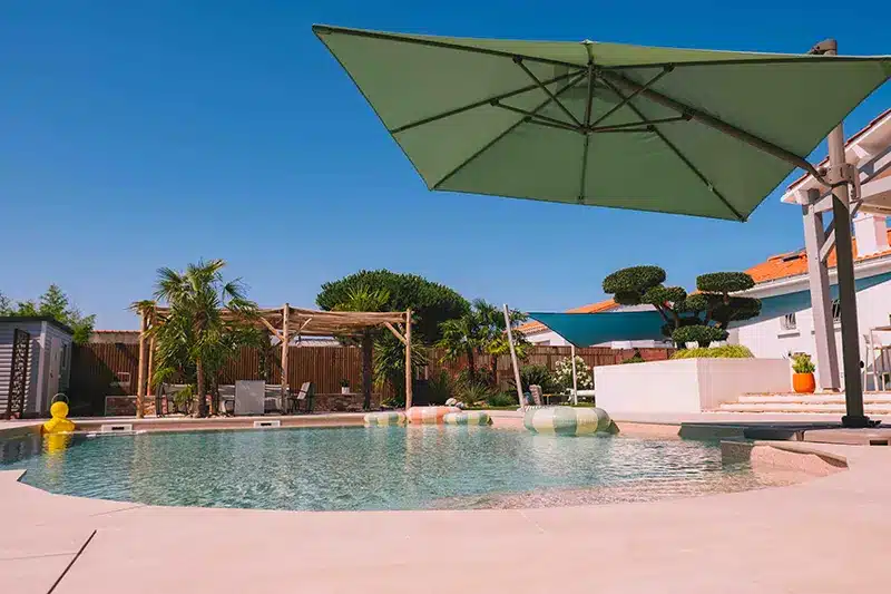 Création de jardin et aménagement de terrasses pour les particuliers en Vendée - Rokaï Paysagiste Terrasse avec mobilier de jardin, sphères décoratives, aménagements extérieurs par Rokaï Paysagiste à Saint-Gilles-Croix-de-Vie