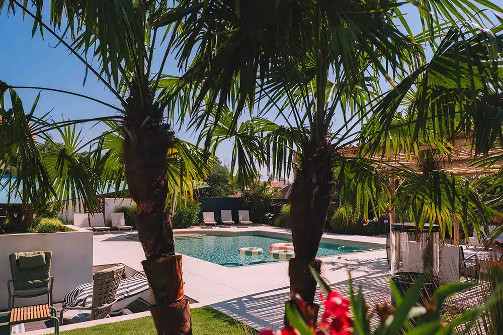 Création de jardin et aménagement de terrasses pour les particuliers en Vendée - Rokaï Paysagiste Terrasse avec mobilier de jardin, sphères décoratives, aménagements extérieurs par Rokaï Paysagiste à Saint-Gilles-Croix-de-Vie