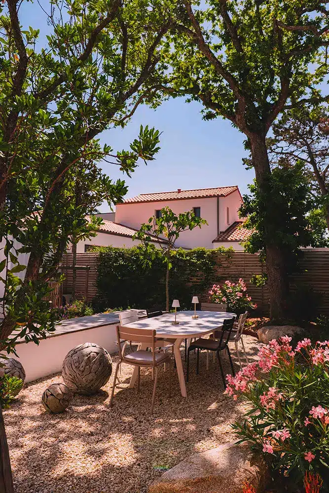 Création de jardin et aménagement de terrasses avec piscine pour les particuliers en Vendée - Rokaï Paysagiste Terrasse avec mobilier de jardin, sphères décoratives, aménagements extérieurs par Rokaï Paysagiste à Saint-Gilles-Croix-de-Vie