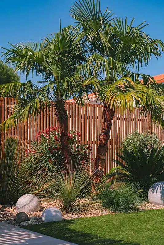 Création de jardin et aménagement de terrasses pour les particuliers en Vendée - Rokaï Paysagiste Terrasse avec mobilier de jardin, sphères décoratives, aménagements extérieurs par Rokaï Paysagiste à Saint-Gilles-Croix-de-Vie