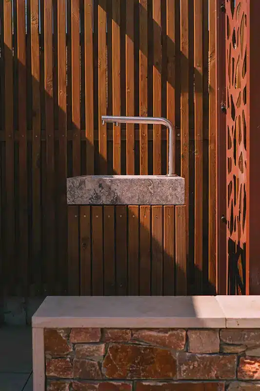 Création de jardin et aménagement de terrasses pour les particuliers en Vendée - Rokaï Paysagiste Terrasse avec mobilier de jardin, sphères décoratives, aménagements extérieurs par Rokaï Paysagiste à Saint-Gilles-Croix-de-Vie