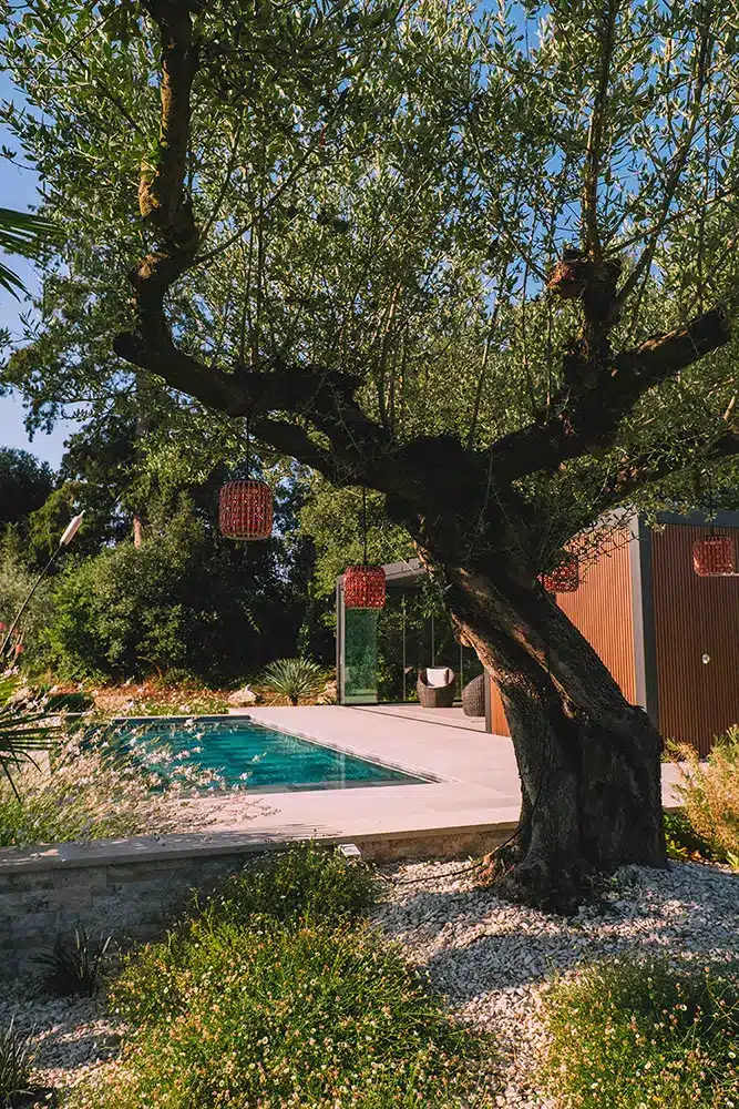 Création de jardin et aménagement de terrasses avec piscine pour les particuliers en Vendée - Rokaï Paysagiste Terrasse avec mobilier de jardin, sphères décoratives, aménagements extérieurs par Rokaï Paysagiste à Saint-Gilles-Croix-de-Vie