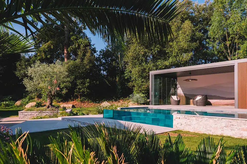 Création de jardin et aménagement de terrasses avec piscine hors sol avec paroi transparente pour les particuliers en Vendée - Rokaï Paysagiste Terrasse avec mobilier de jardin, sphères décoratives, aménagements extérieurs par Rokaï Paysagiste à Saint-Gilles-Croix-de-Vie