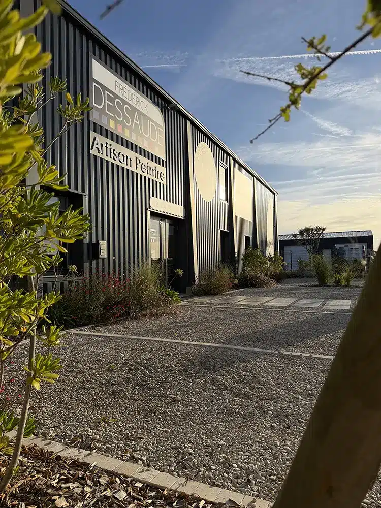 Création de jardin et aménagement de terrasses pour les entreprises en Vendée - Rokaï Paysagiste Terrasse avec mobilier de jardin, sphères décoratives, aménagements extérieurs par Rokaï Paysagiste à Noirmoutier en L'Ïle