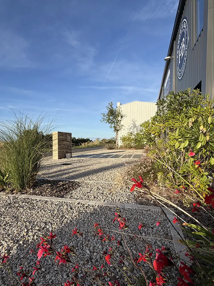 Création d'aménagement extérieur pour les entreprises - Rokaï Paysagiste Places de parking, amnégament paysager, cailloux, arbustes, conception 3D par Rokaï Paysagiste