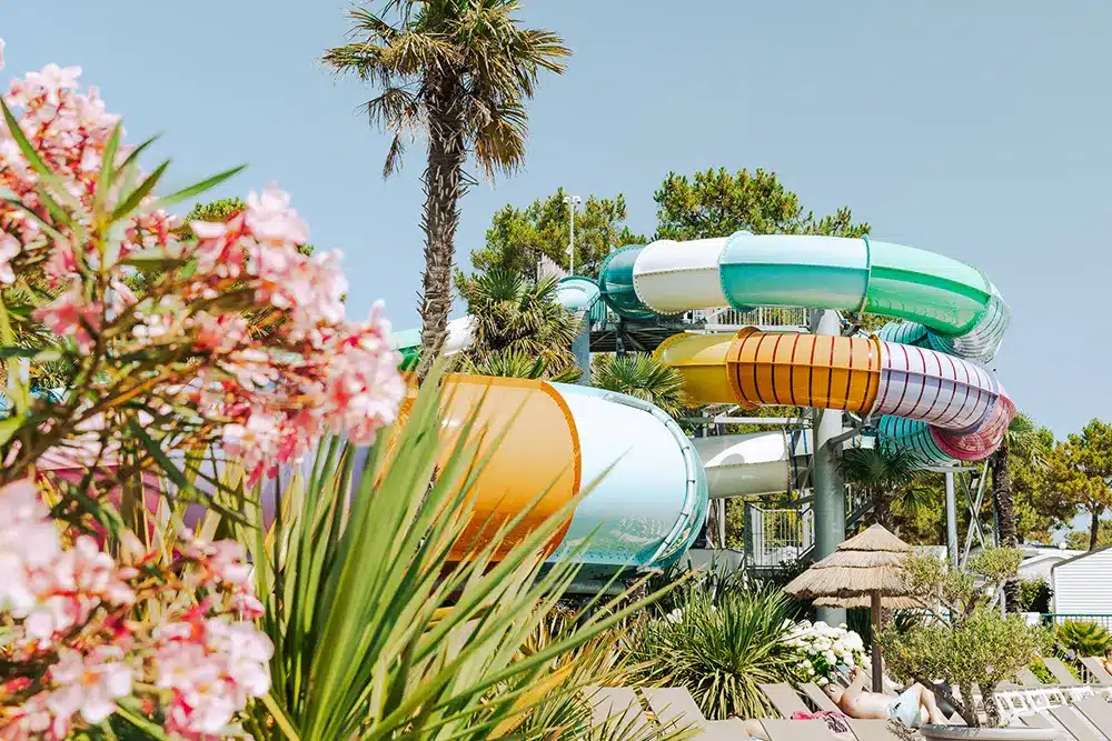Aménagement d'espace aquatique pour le Camping Sunélia Tropicana à Saint Jean de Monts - Rokaï Aménagements, espace aquatiques, rochers, terrasses, piscines, plantes vertes, arbustes pour les campings par Rokaï Paysagiste