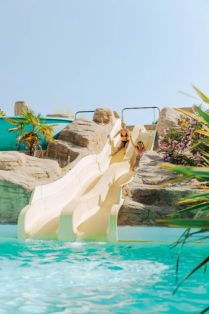 Aménagement d'espace aquatique pour le Camping Sunélia Tropicana à Saint Jean de Monts - Rokaï Intégration de mobilier extérieur design Kayou au cœur d'un aménagement paysager signé Rokaï à Saint-Gilles-Croix-de-Vie