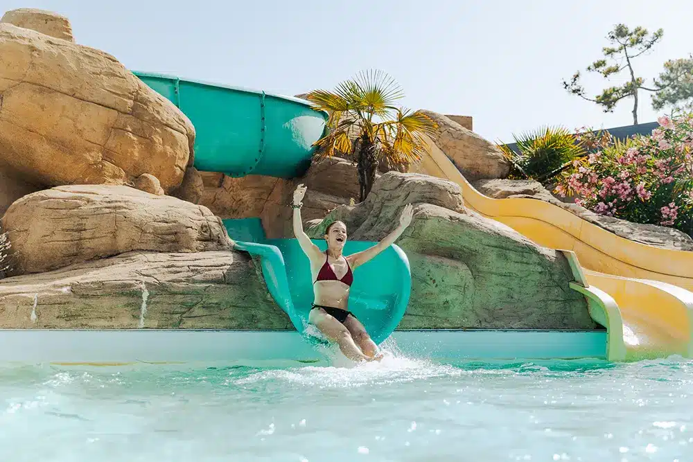 Aménagement d'espace aquatique pour le Camping Sunélia Tropicana à Saint Jean de Monts - Rokaï Aménagement autour de la piscine et toboggans pour les campings - rokai paysagiste en vendée