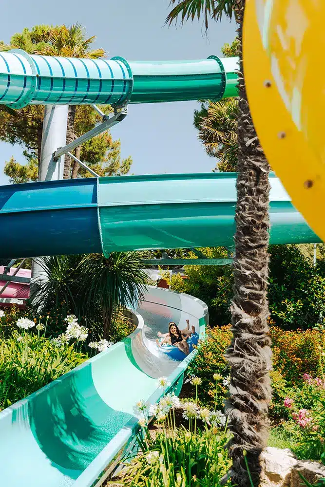 Aménagement de contours de piscine minéraux - Rokaï Paysagiste Plage de piscine minérale épurée avec grand lit de galets blancs pour un domaine privé ou professionnel en Vendée